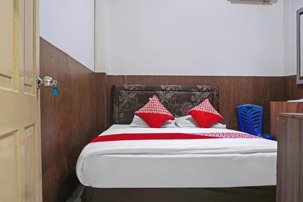 Oyo 1935 Hotel Diamond Inn Makassar Esterno foto