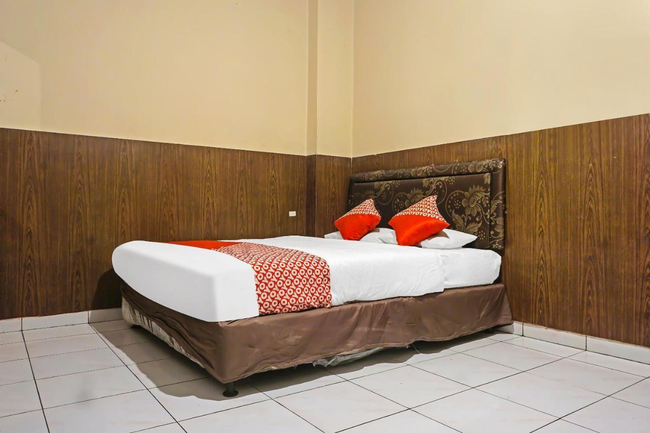 Oyo 1935 Hotel Diamond Inn Makassar Esterno foto