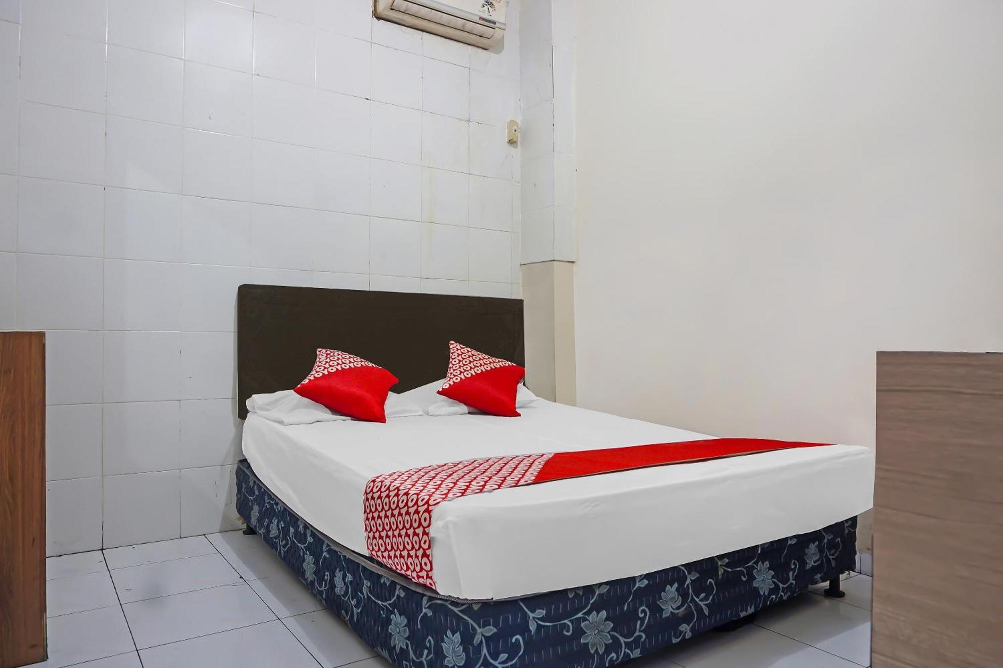 Oyo 1935 Hotel Diamond Inn Makassar Esterno foto