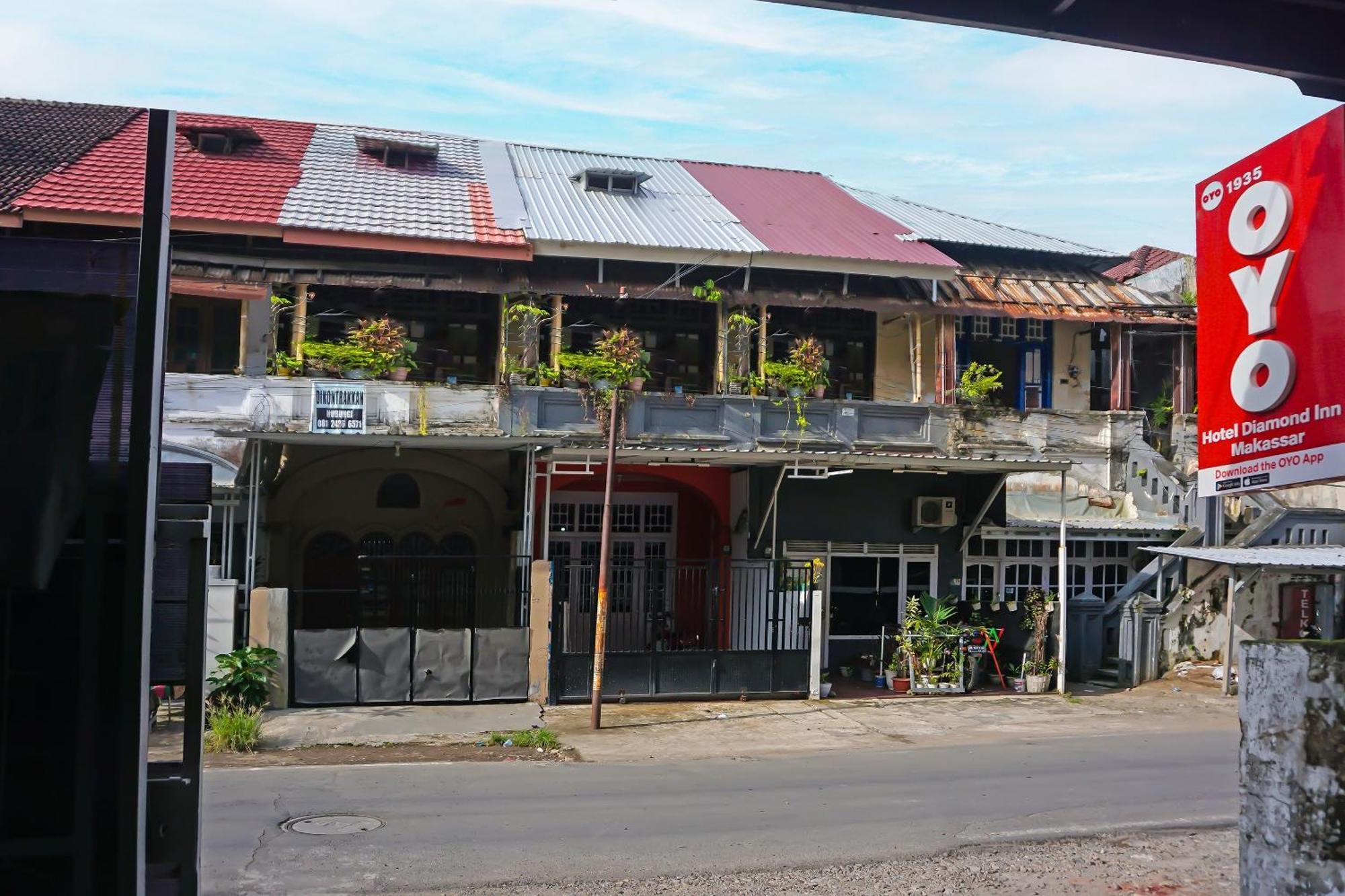 Oyo 1935 Hotel Diamond Inn Makassar Esterno foto