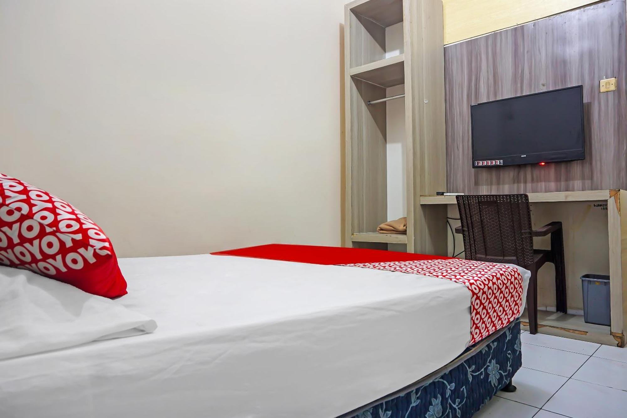 Oyo 1935 Hotel Diamond Inn Makassar Esterno foto