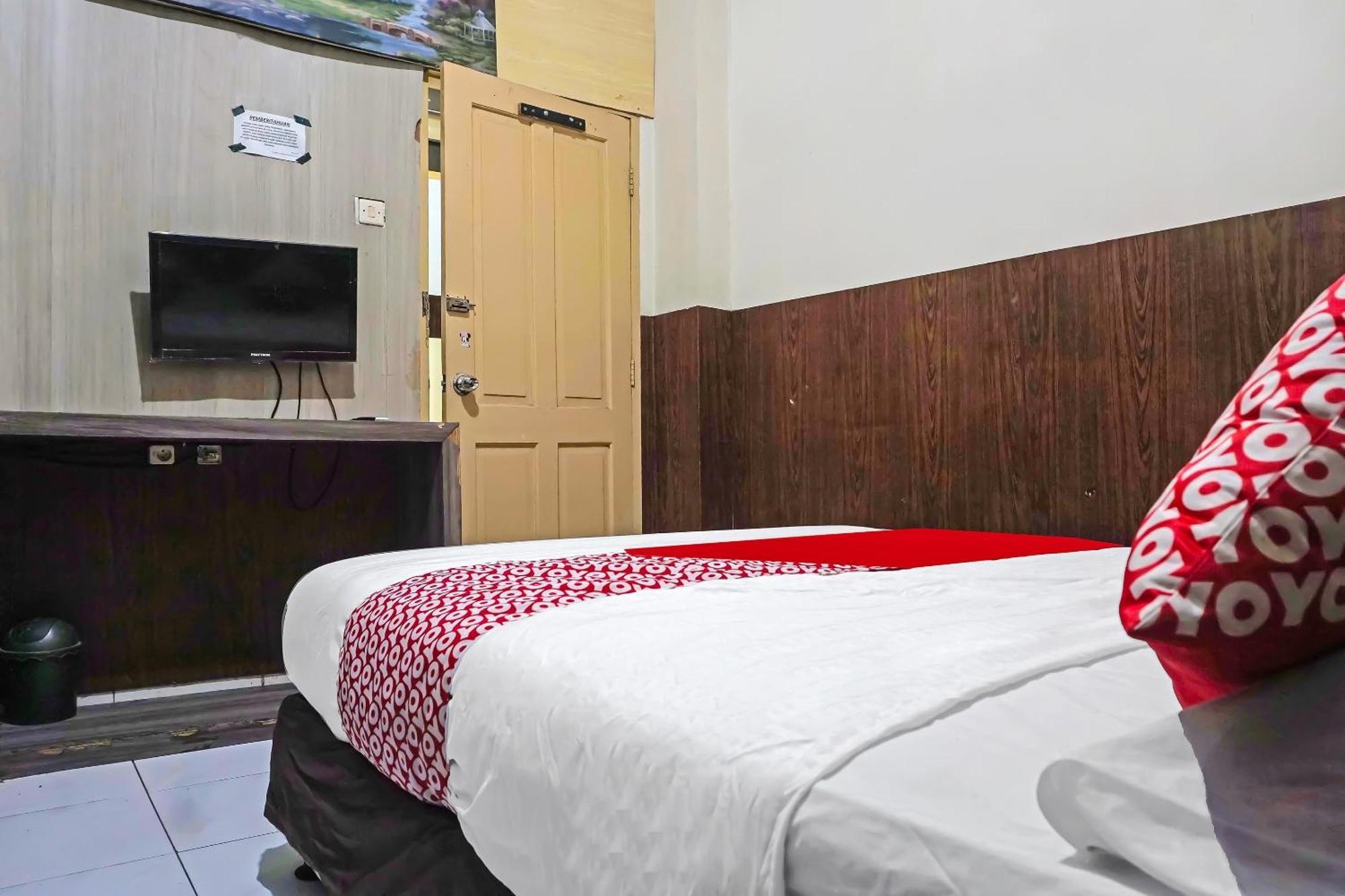 Oyo 1935 Hotel Diamond Inn Makassar Esterno foto