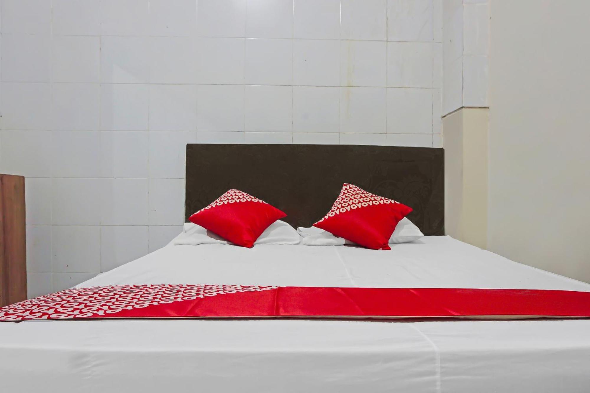 Oyo 1935 Hotel Diamond Inn Makassar Esterno foto