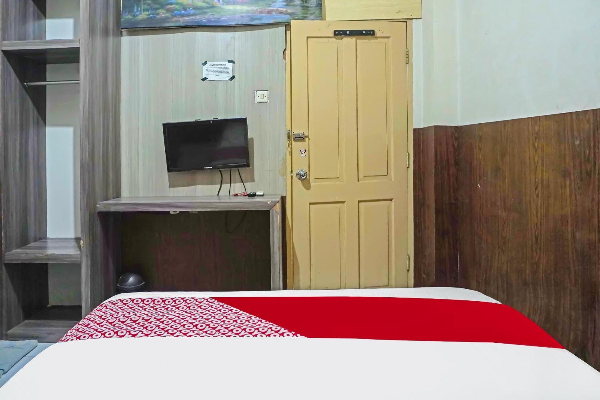 Oyo 1935 Hotel Diamond Inn Makassar Esterno foto