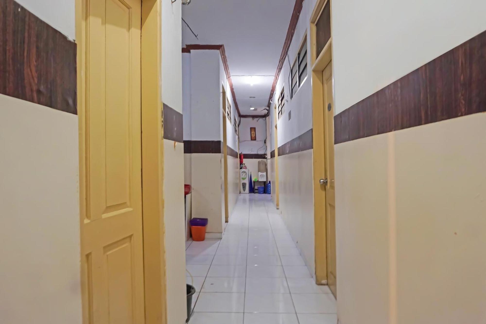 Oyo 1935 Hotel Diamond Inn Makassar Esterno foto