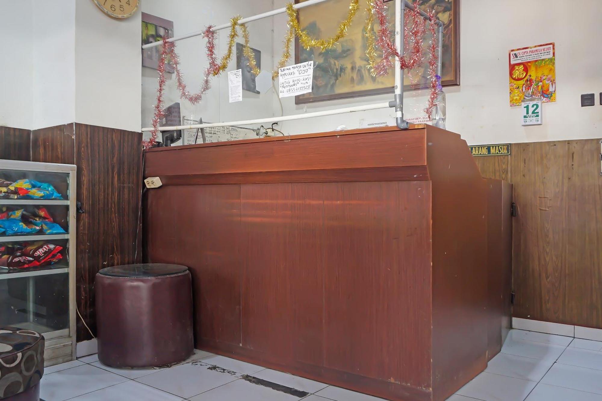 Oyo 1935 Hotel Diamond Inn Makassar Esterno foto
