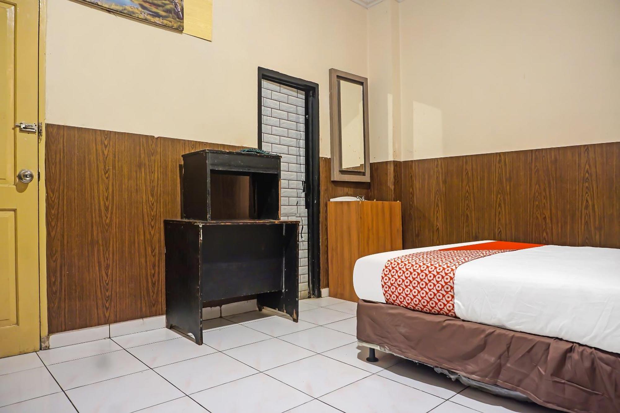 Oyo 1935 Hotel Diamond Inn Makassar Esterno foto