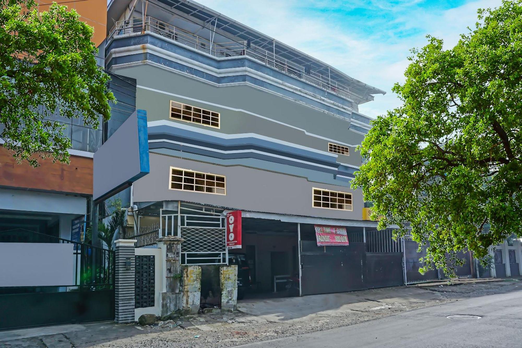 Oyo 1935 Hotel Diamond Inn Makassar Esterno foto