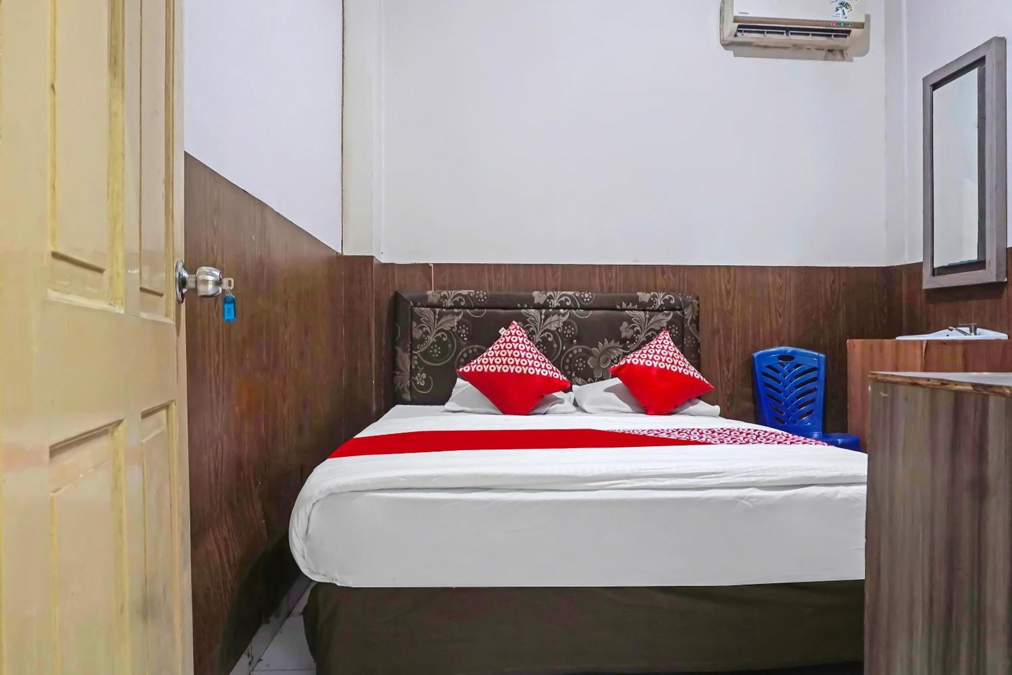 Oyo 1935 Hotel Diamond Inn Makassar Esterno foto
