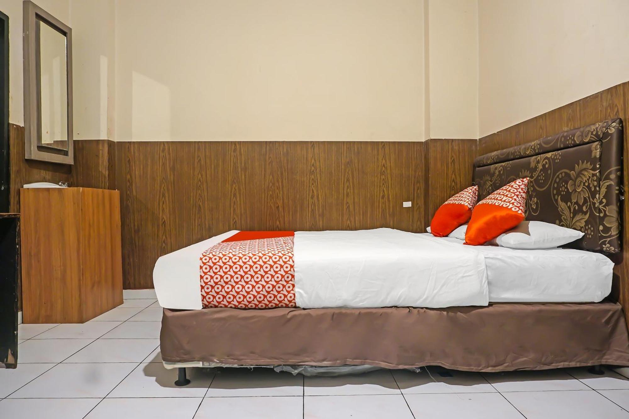 Oyo 1935 Hotel Diamond Inn Makassar Esterno foto