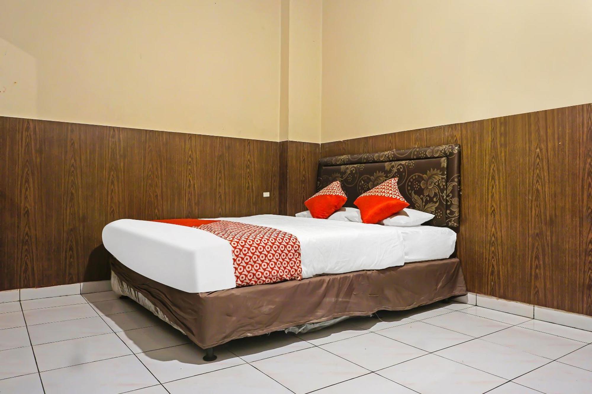Oyo 1935 Hotel Diamond Inn Makassar Esterno foto